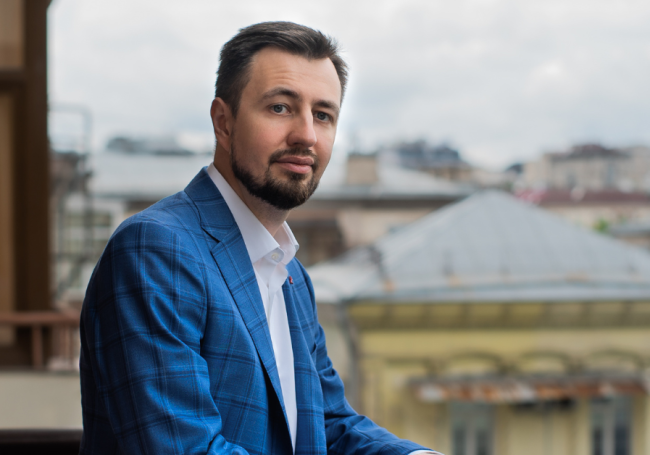 Andrew Gubskiy portrait, Kyiv on the background