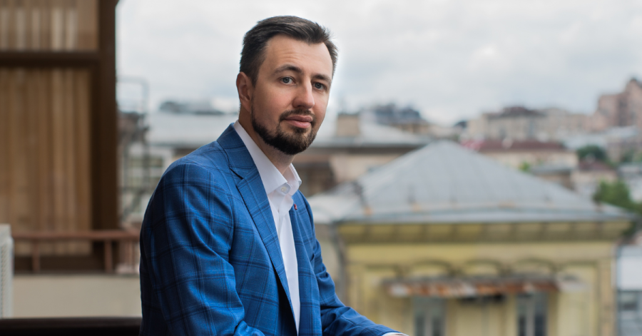 Andrew Gubskiy portrait, Kyiv on the background