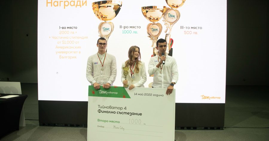 Urban farming startup MicroCity receiving their award at Teenovator final competition